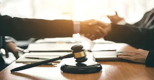 صلح-و-سازش-در-دعاوی-حقوقی-چگونه-صورت-می-گیرد؟